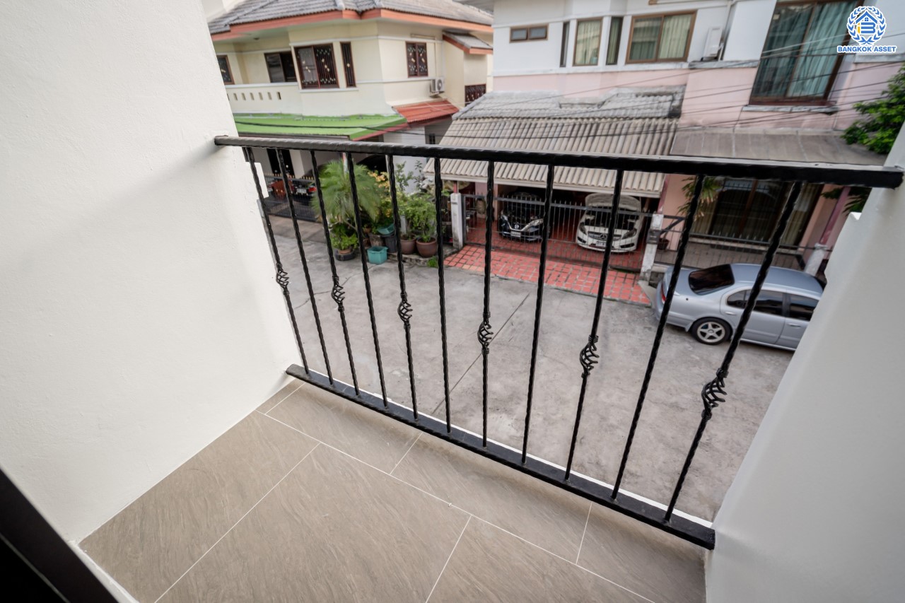 บ้านมือสองตกแต่งใหม่ ม.ปฐวีกาญจน์ ประชาชื่น-แจ้งวัฒนะ ทำเลโซนเมือง ดีไซน์สุด Classic เนื้อที่ 50 ตร.ว. ฟังก์ชัน 3 ห้องนอน 4 ห้องน้ำ ใกล้เซ็นทรัลแจ้งวัฒนะ สนามบินดอนเมือง เดินทางสู่ใจกลางเมืองได้อย่างรวดเร็วด้วย ทางด่วน"บางปะอิน-ปากเกร็ด" และรถไฟฟ้าสายสีชมพู "สถานีศรีรัช"